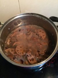 美味的莲藕排骨汤做法图解8)