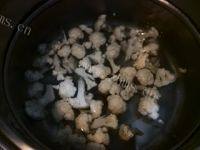 家常菜腊肉炒花菜做法图解2)