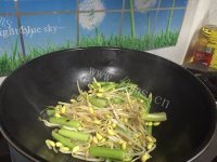家常菜芹菜炒豆芽做法图解5)
