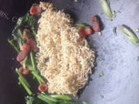 美味的鸡蛋火腿炒面做法图解5)