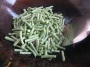 好吃的豇豆炒肉丝做法图解9)