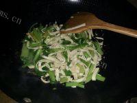 美美厨房之芹菜炒豆皮做法图解3)