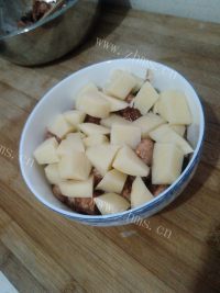 好吃的腐乳豆豉鸡翅煲做法图解9)
