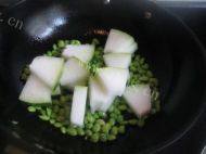 美味的冬瓜毛豆咸肉汤做法图解2)
