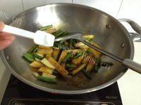 下饭的土豆炖豆角做法图解7)