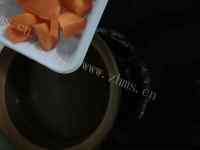 营养的胡萝卜番茄土豆肉汤的做法图解三