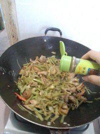 浓香的芹菜炒五花肉做法图解9)