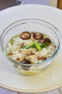 菌菇鲜鸡汤做法图解3)