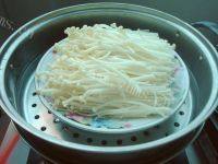 自制腊肠金针菇做法图解4)