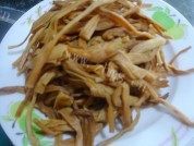 美味的金针瘦肉粉丝汤做法图解1)