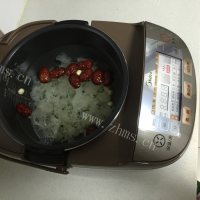 美味的银耳红枣莲子羹做法图解4)