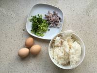 美味的鱿鱼蛋炒饭做法图解1)