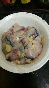 家常菜酸菜鱼做法图解3)