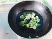 西兰花炒鲜贝做法图解3)