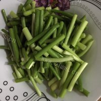 回味无穷的蒜苔炒肉丝做法图解2)