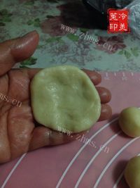 自制枣泥菊花酥做法图解8)