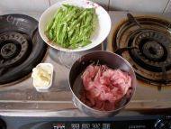 味道十足的四季豆炒肉做法图解1)