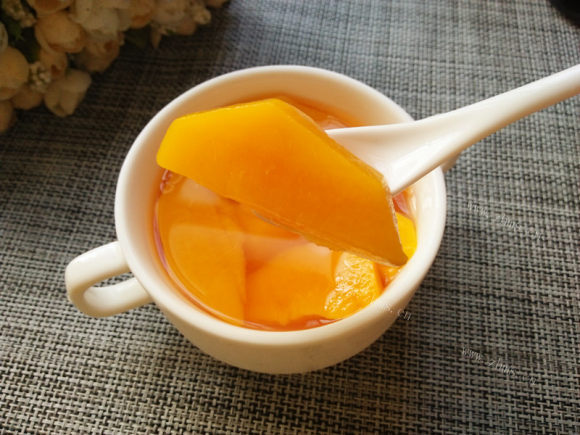 热腾腾的黄桃罐头