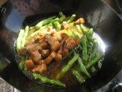红烧肉炖豆角做法图解8)