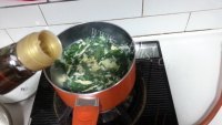 美味的鸡蛋菠菜汤做法图解8)