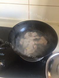美味的酸菜汆白肉做法图解3)