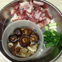 家常菜香菇肉丸做法图解1)