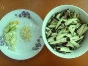 家常菜素炒茄子丝做法图解1)