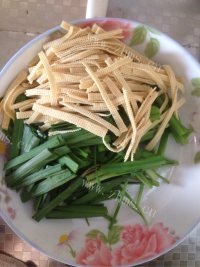香气浓郁的炒三丝做法图解2)