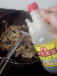 家常菜腐竹木耳炒肉做法图解6)