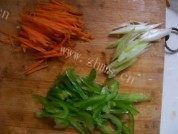 包菜炒面做法图解5)
