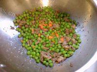 家常菜肉末炒豌豆做法图解7)