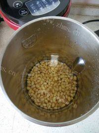 美味的黑米豆浆做法图解4)