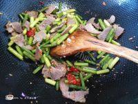 味道不错的蒜薹炒腊肉做法图解8)