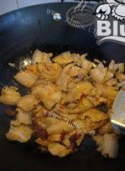家常菜芹菜回锅肉做法图解7)