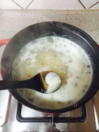 五味俱全的皮蛋瘦肉粥做法图解7)