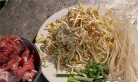 营养丰富的豆芽炒肉做法图解1)