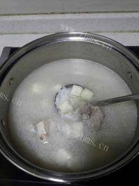 美味早餐山药排骨粥做法图解7)