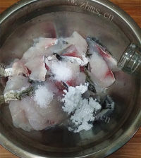 质嫩爽口的酸菜鱼做法图解5)