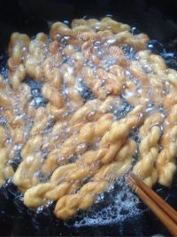 自制香酥麻花做法图解8)