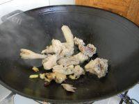 口味极佳的小鸡炖土豆做法图解6)