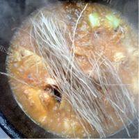 美味可口鸭肉炖粉条做法图解7)