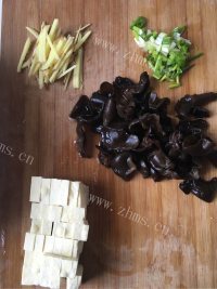 美味的砂锅鲫鱼炖豆腐做法图解4)