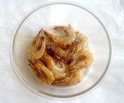 美味的微波番茄虾做法图解5)
