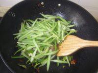 家常菜肉炒芹菜做法图解5)