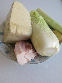 白菜肉片炖豆腐做法图解1)