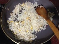 美味的腊肠鸡蛋炒饭做法图解8)