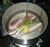 家常菜蒜苗回锅肉做法图解1)