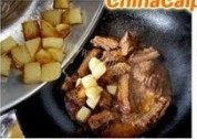 好吃的川味土豆烧排骨做法图解6)