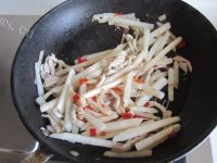 美味的泡椒凉薯炒肉丝做法图解7)