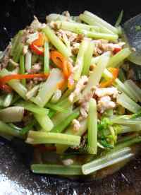 家常菜芹菜炒肉丝做法图解5)